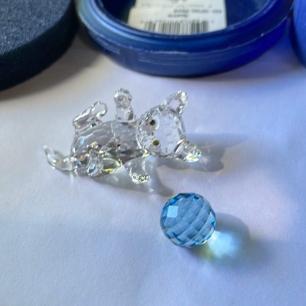 Swarovski figurine kitten lying